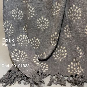 پارچه چاپ سنگی خاکستری با گلهای سفید و بافت نپالی دستساز مناسب کت کوتاه، پانچ، شال دستی و مانتو – Batik Parche