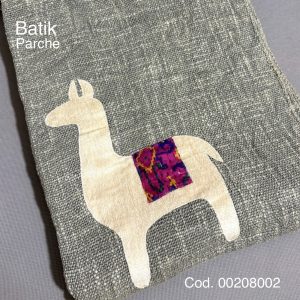 پارچه لاما مخمل سفید با بافت نپالی خاکستری و دایره‌های برجسته آبی، مناسب مانتو و پانچو مزونی – کد 00208002 باتیک پارچه