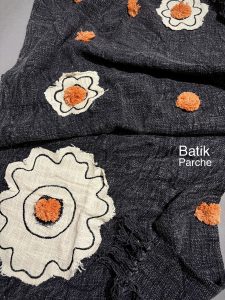 پارچه‌های دست‌دوز باتیک با بافت طبیعی نپالی، تزئینات اپلیکه‌ی هنری و رنگ‌های خاص، مناسب دوخت کت، پانچو و بامبرژکت در فصل‌های پاییز، زمستان و بهار. لمس اصالت هنر روی پارچه.