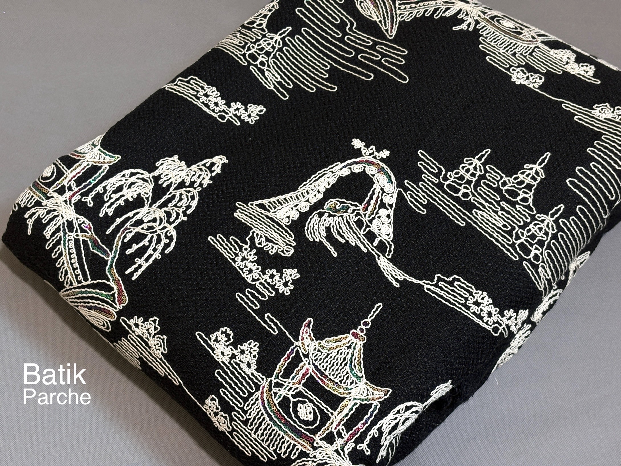 شنل مشکی بافت سوزن دوزی باتیک پارچه