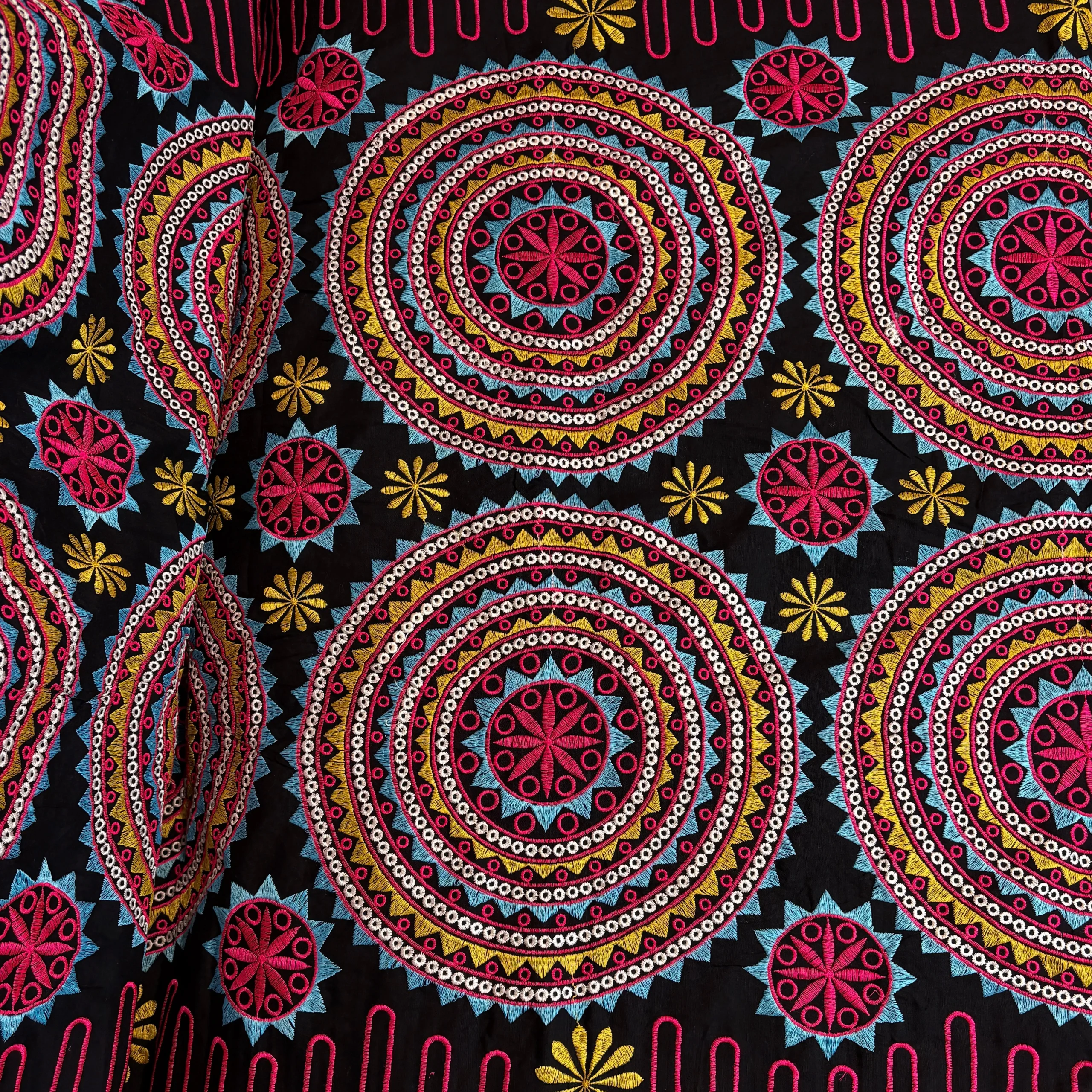 پارچه لینن سوزن دوزی باتیک پارچه بازار بزرگ پارچه ارسال به سراسر ایران.Linen fabric, embroidery, batik, fabric, big market Fabric shipped all over Iran.