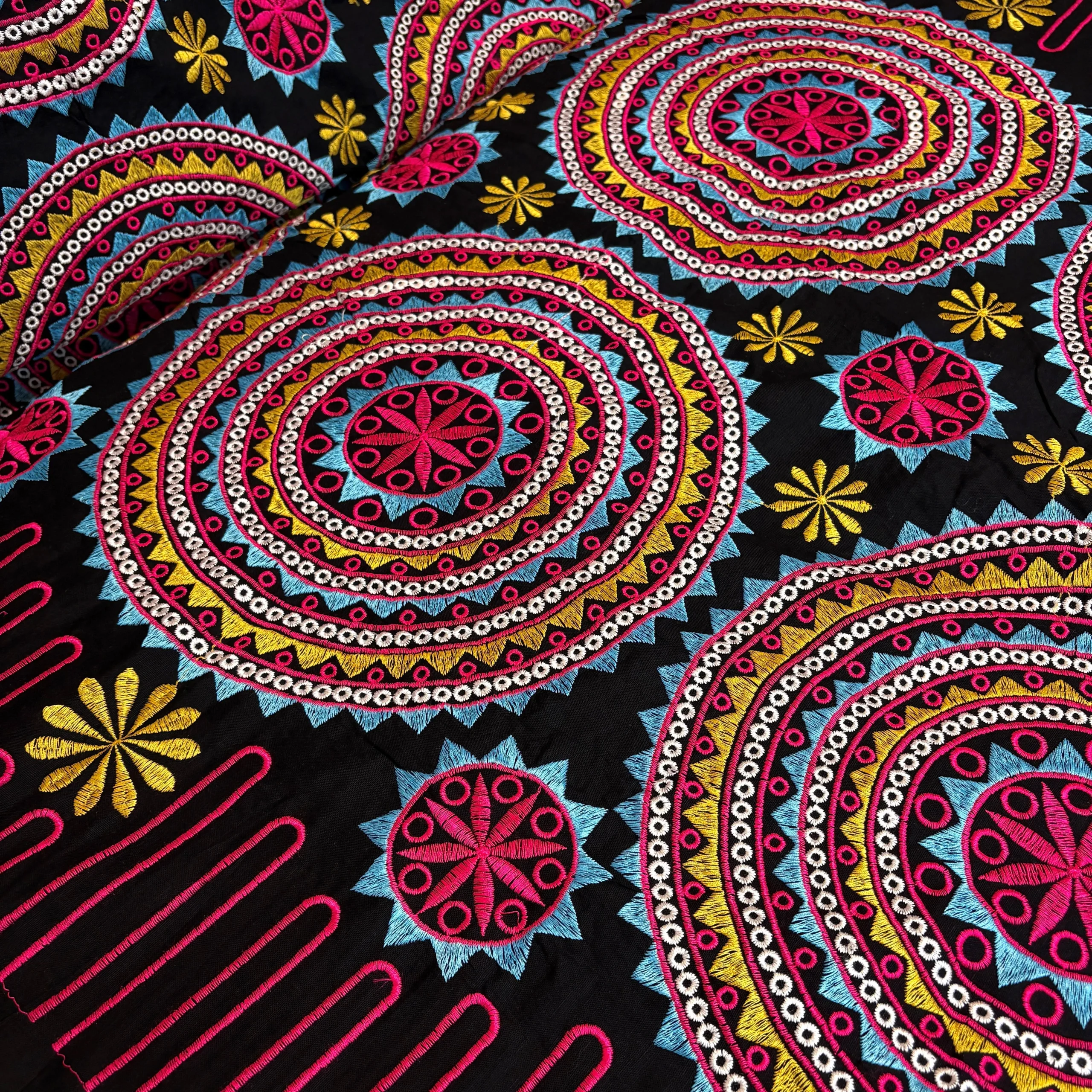 پارچه لینن سوزن دوزی باتیک پارچه بازار بزرگ پارچه ارسال به سراسر ایران.Linen fabric, embroidery, batik, fabric, big market Fabric shipped all over Iran.