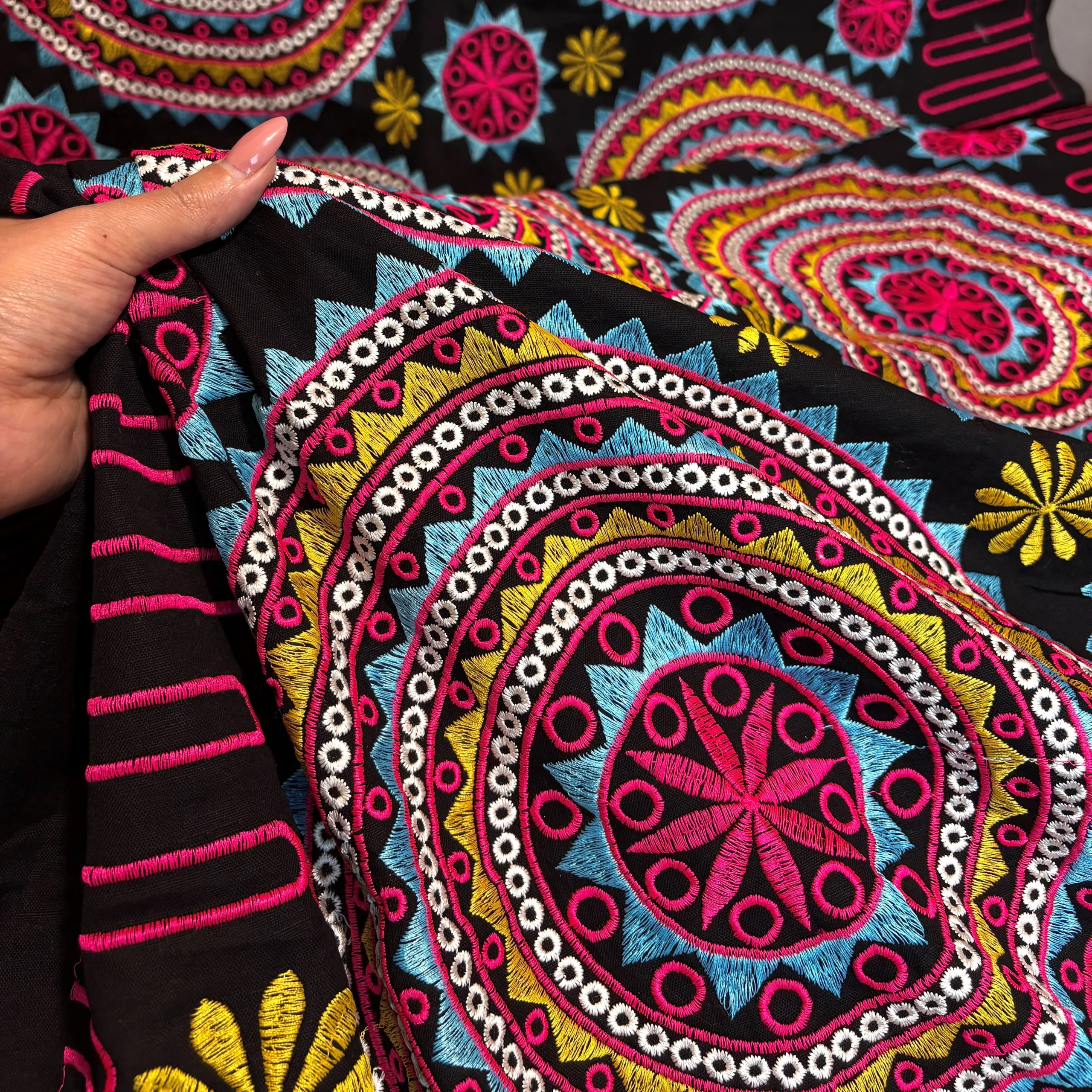 پارچه لینن سوزن دوزی باتیک پارچه بازار بزرگ پارچه ارسال به سراسر ایران.Linen fabric, embroidery, batik, fabric, big market Fabric shipped all over Iran.