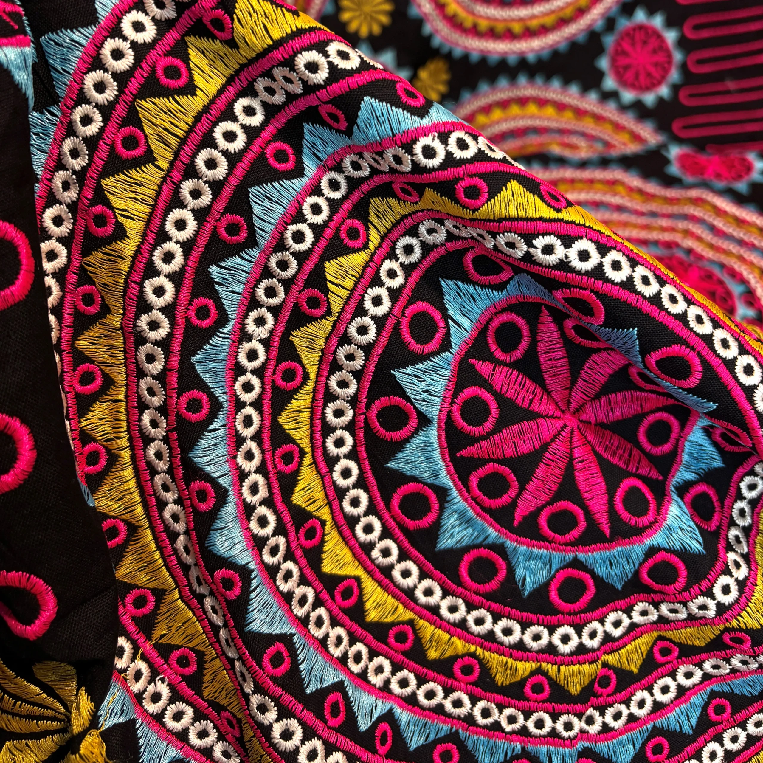 پارچه لینن سوزن دوزی باتیک پارچه بازار بزرگ پارچه ارسال به سراسر ایران.Linen fabric, embroidery, batik, fabric, big market Fabric shipped all over Iran.