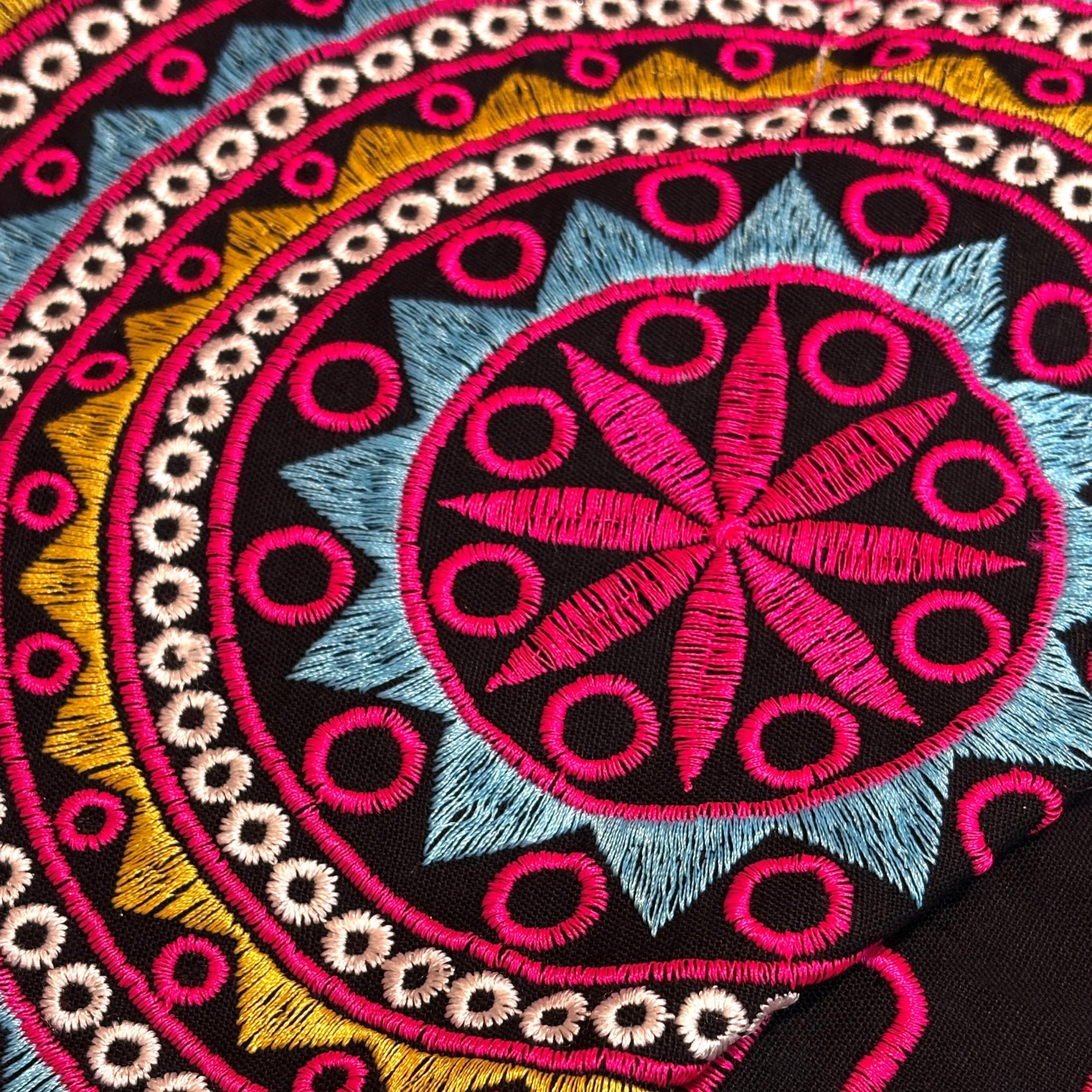 پارچه لینن سوزن دوزی باتیک پارچه بازار بزرگ پارچه ارسال به سراسر ایران.Linen fabric, embroidery, batik, fabric, big market Fabric shipped all over Iran.