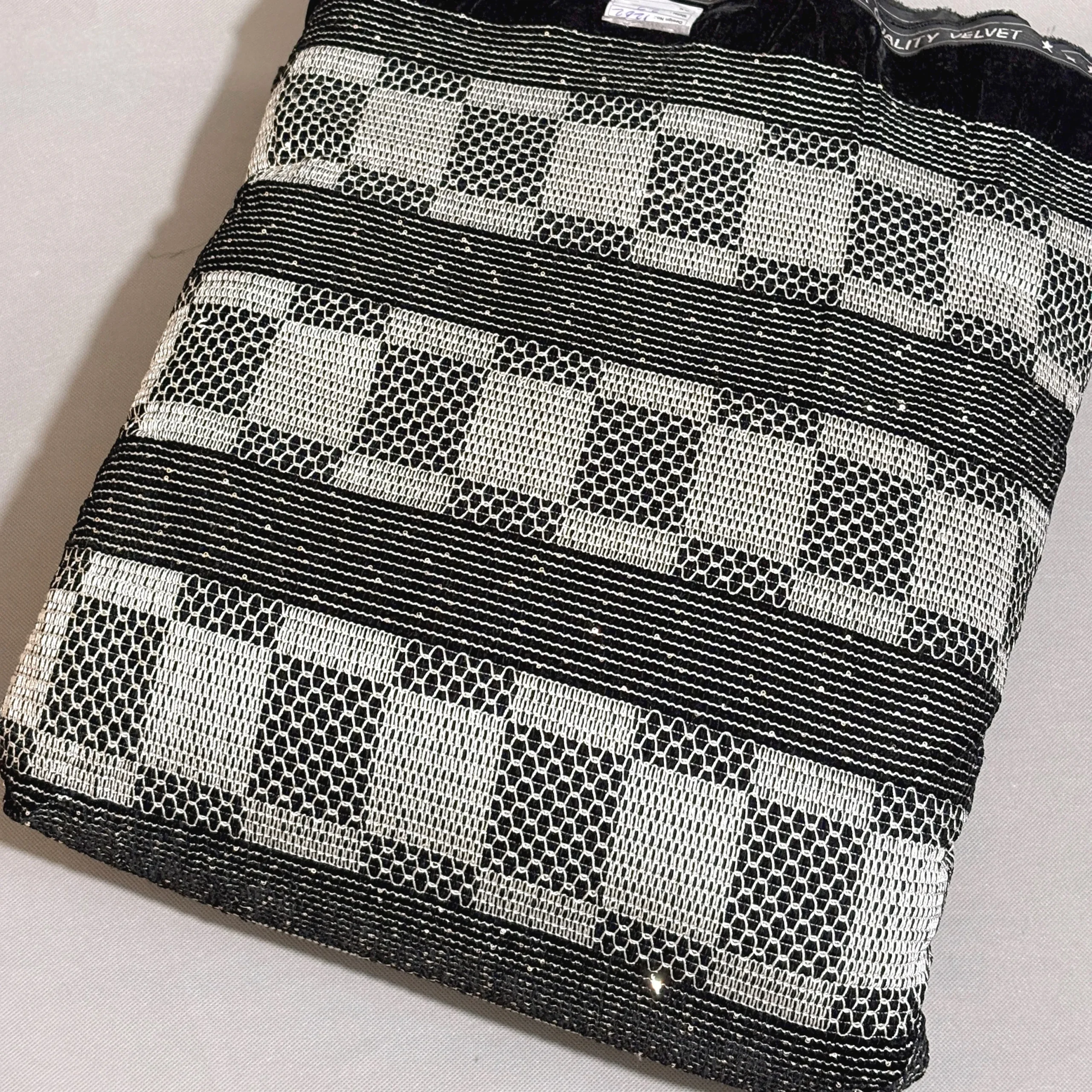 پارچه مخمل سوزت دوزی باتیک پارچه بازار پارچه ایران ارسال به سراسر ایران.Velvet fabric, needlework, batik fabric, Iranian fabric market, shipping all over Iran.