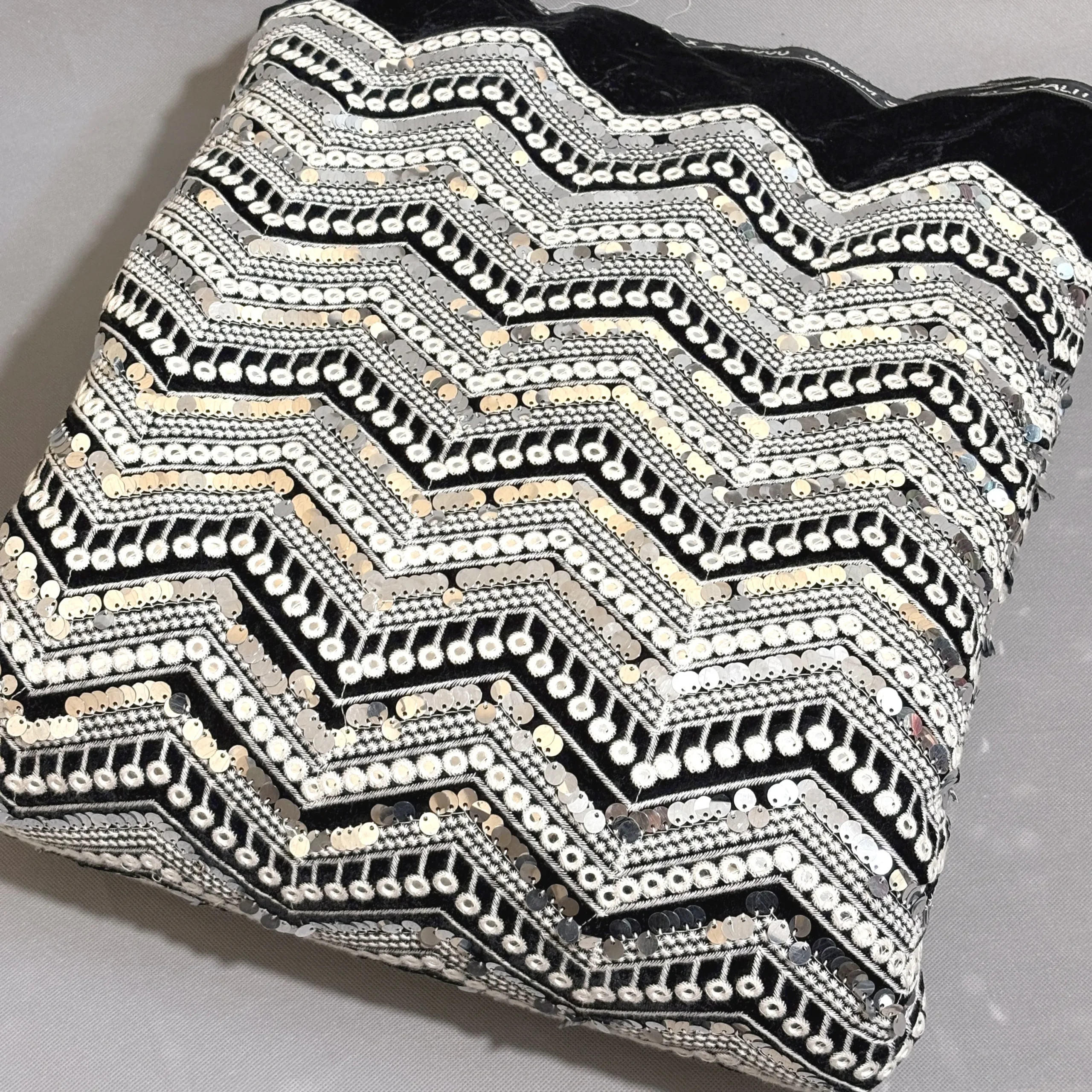 پارچه مخمل سوزت دوزی باتیک پارچه بازار پارچه ایران ارسال به سراسر ایران.Velvet fabric, needlework, batik fabric, Iranian fabric market, shipping all over Iran.