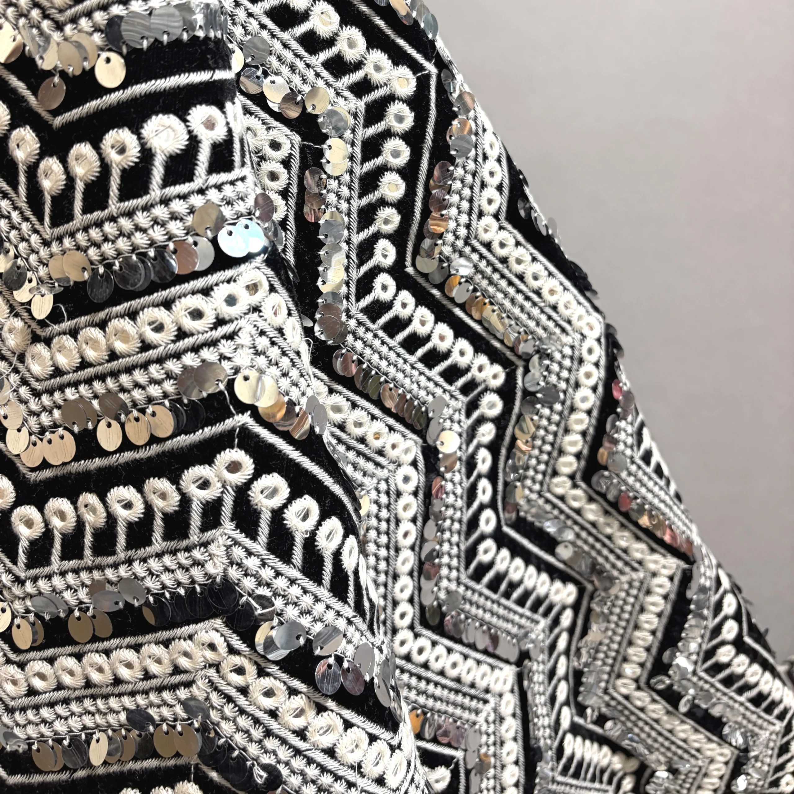 پارچه مخمل سوزت دوزی باتیک پارچه بازار پارچه ایران ارسال به سراسر ایران.Velvet fabric, needlework, batik fabric, Iranian fabric market, shipping all over Iran.