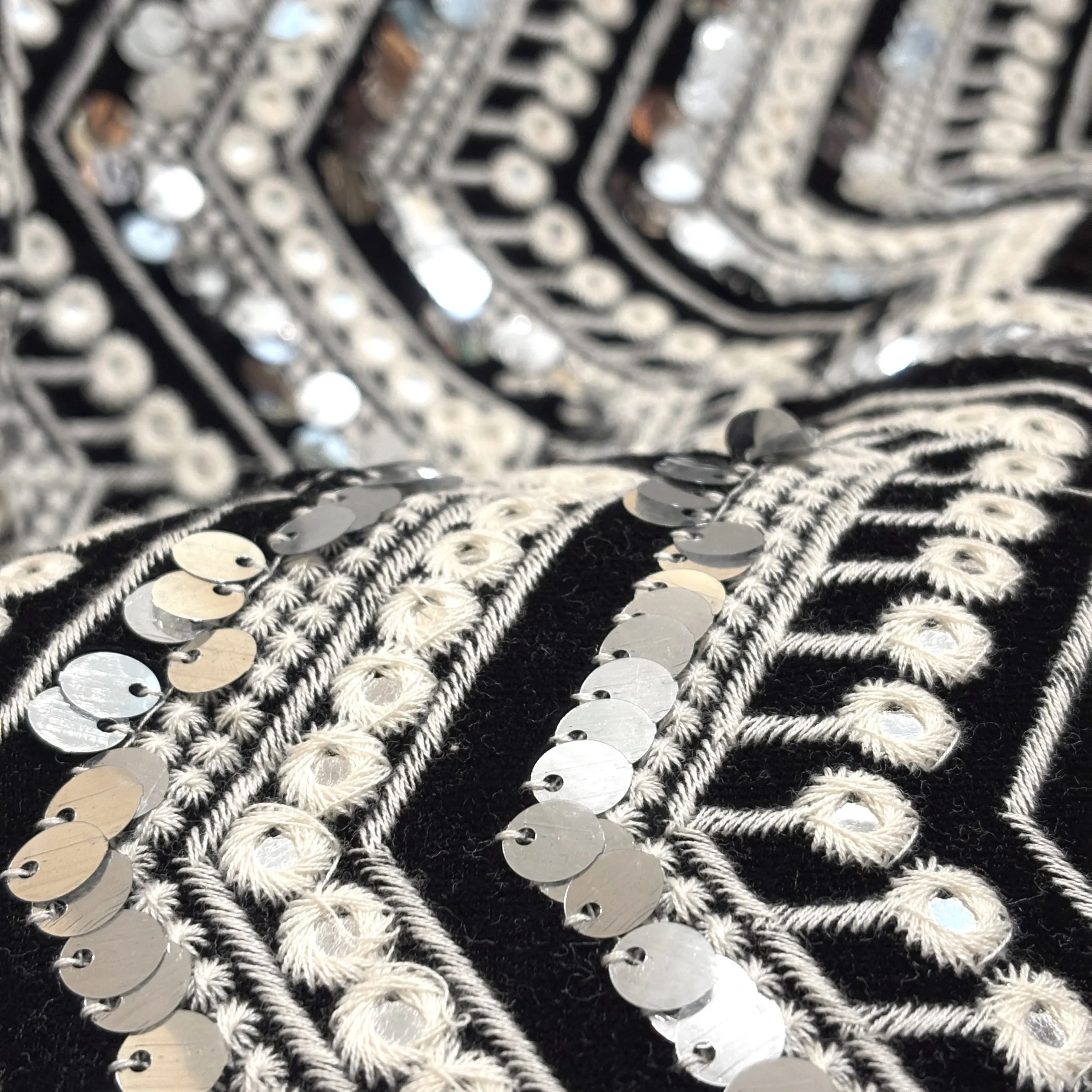 پارچه مخمل سوزت دوزی باتیک پارچه بازار پارچه ایران ارسال به سراسر ایران.Velvet fabric, needlework, batik fabric, Iranian fabric market, shipping all over Iran.
