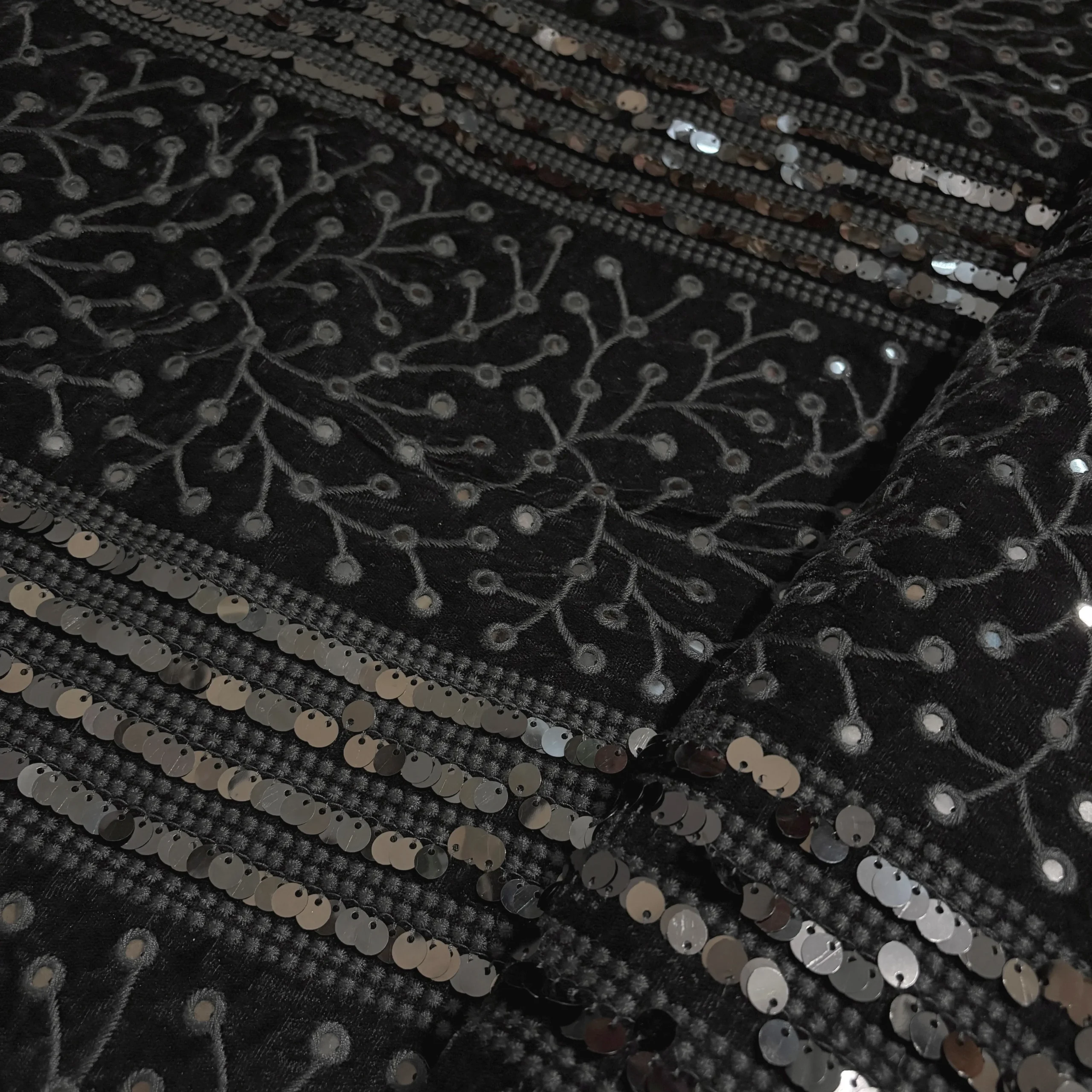 پارچه مخمل سوزت دوزی باتیک پارچه بازار پارچه ایران ارسال به سراسر ایران.Velvet fabric, needlework, batik fabric, Iranian fabric market, shipping all over Iran.
