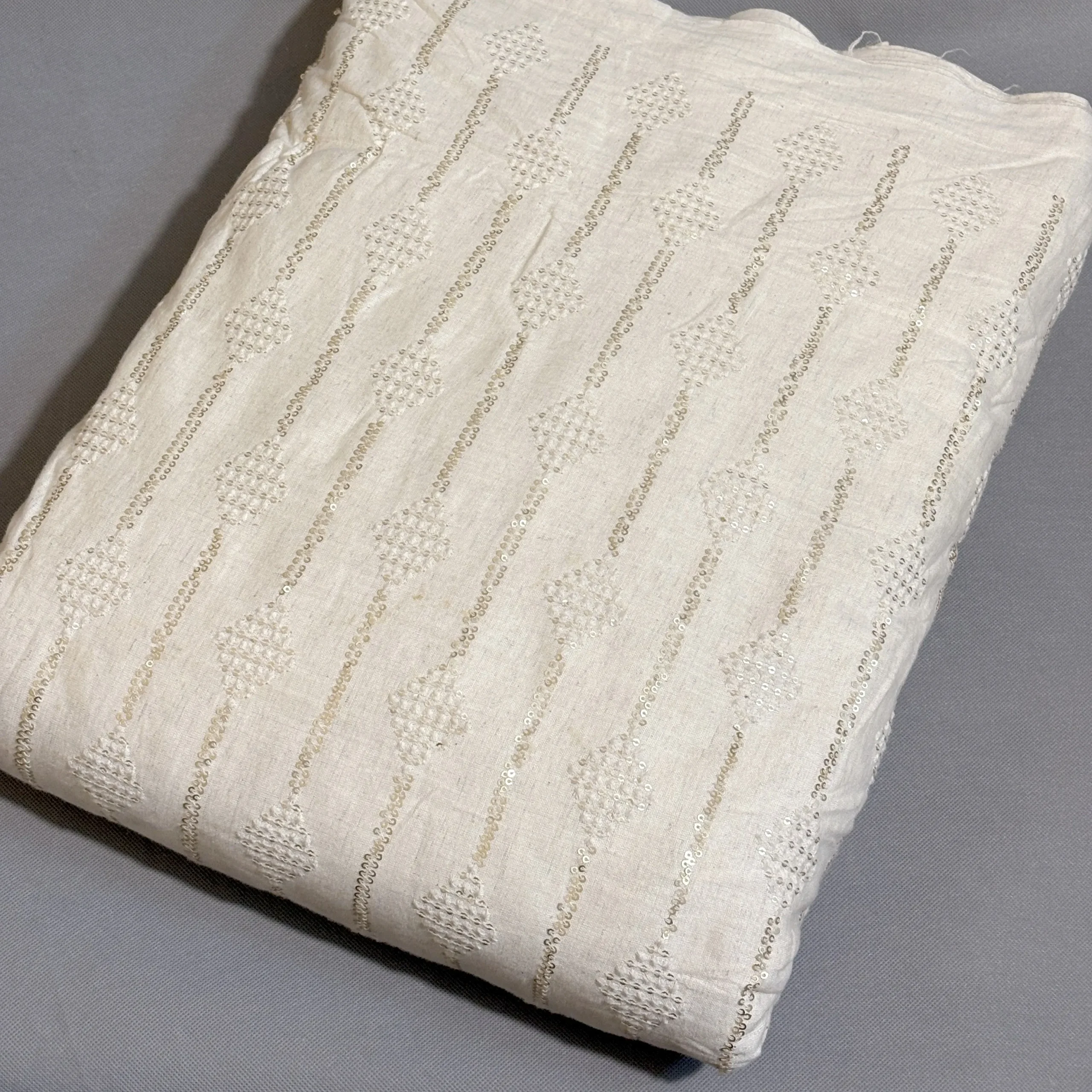 پارچه لینن نچرال سوزن دوزی و پولک دوزی باتیک پارچه بازار بزرگ ایران.Natural linen fabric, needlework and sequin embroidery, batik fabric, Iran's big bazaar.