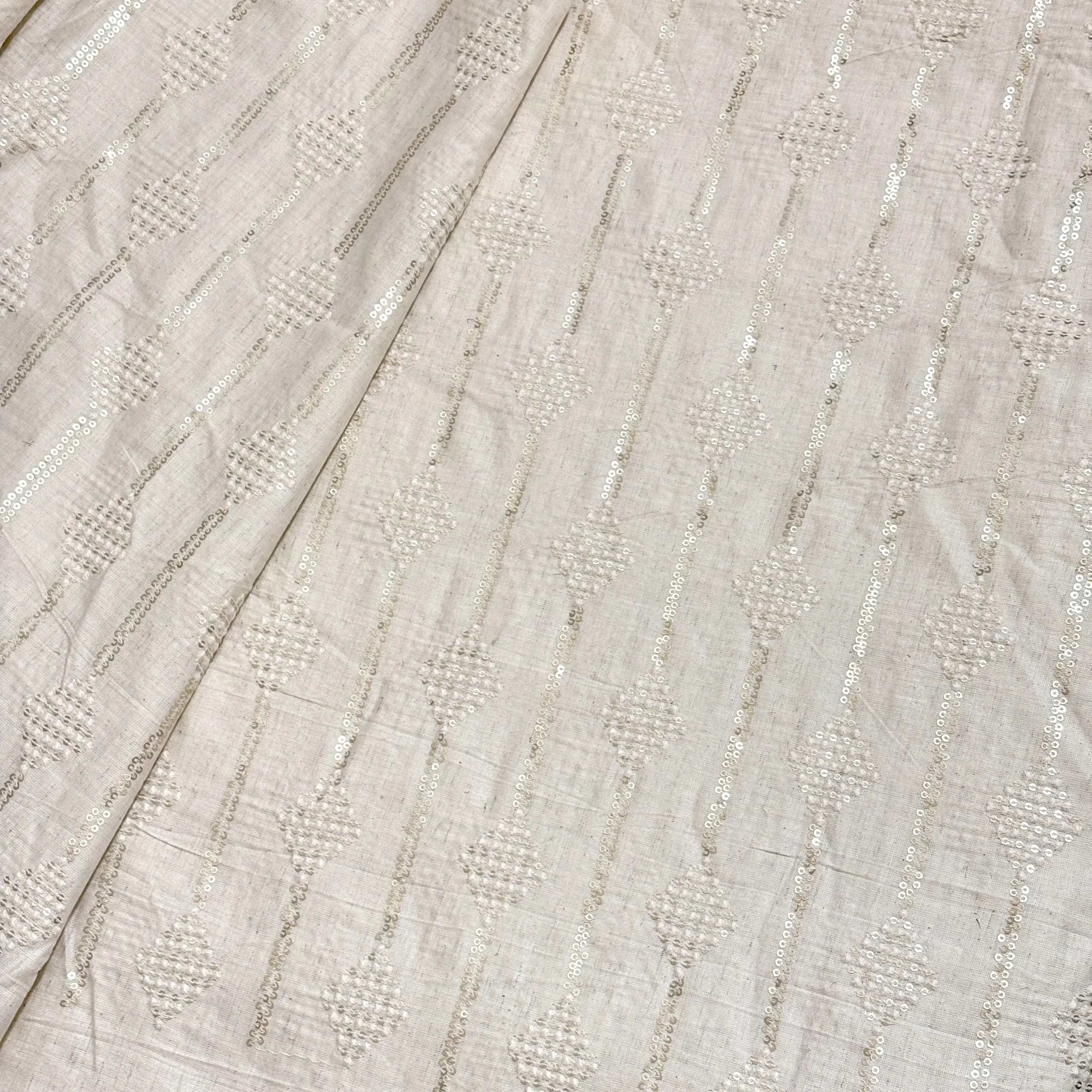 پارچه لینن نچرال سوزن دوزی و پولک دوزی باتیک پارچه بازار بزرگ ایران.Natural linen fabric, needlework and sequin embroidery, batik fabric, Iran's big bazaar.