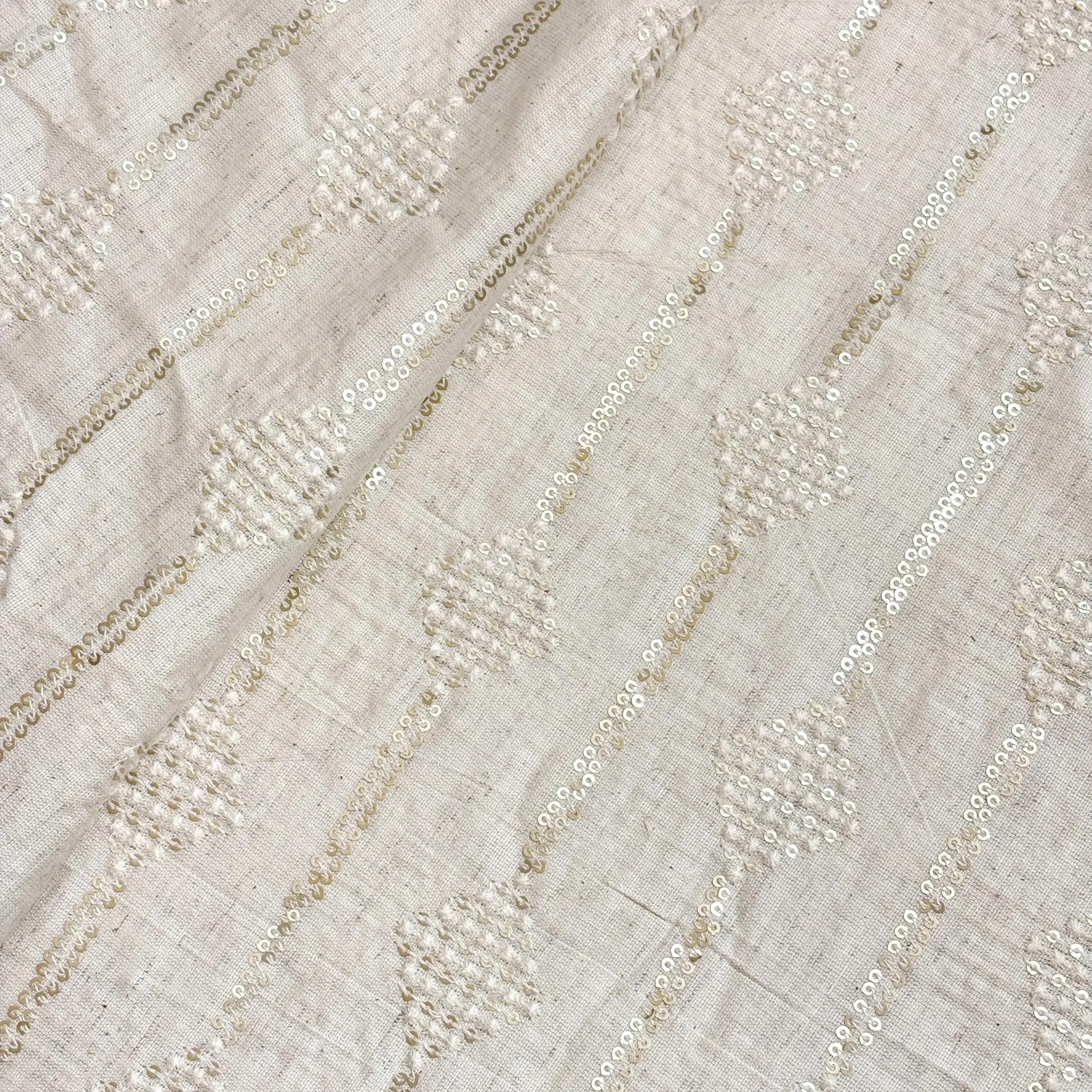 پارچه لینن نچرال سوزن دوزی و پولک دوزی باتیک پارچه بازار بزرگ ایران.Natural linen fabric, needlework and sequin embroidery, batik fabric, Iran's big bazaar.