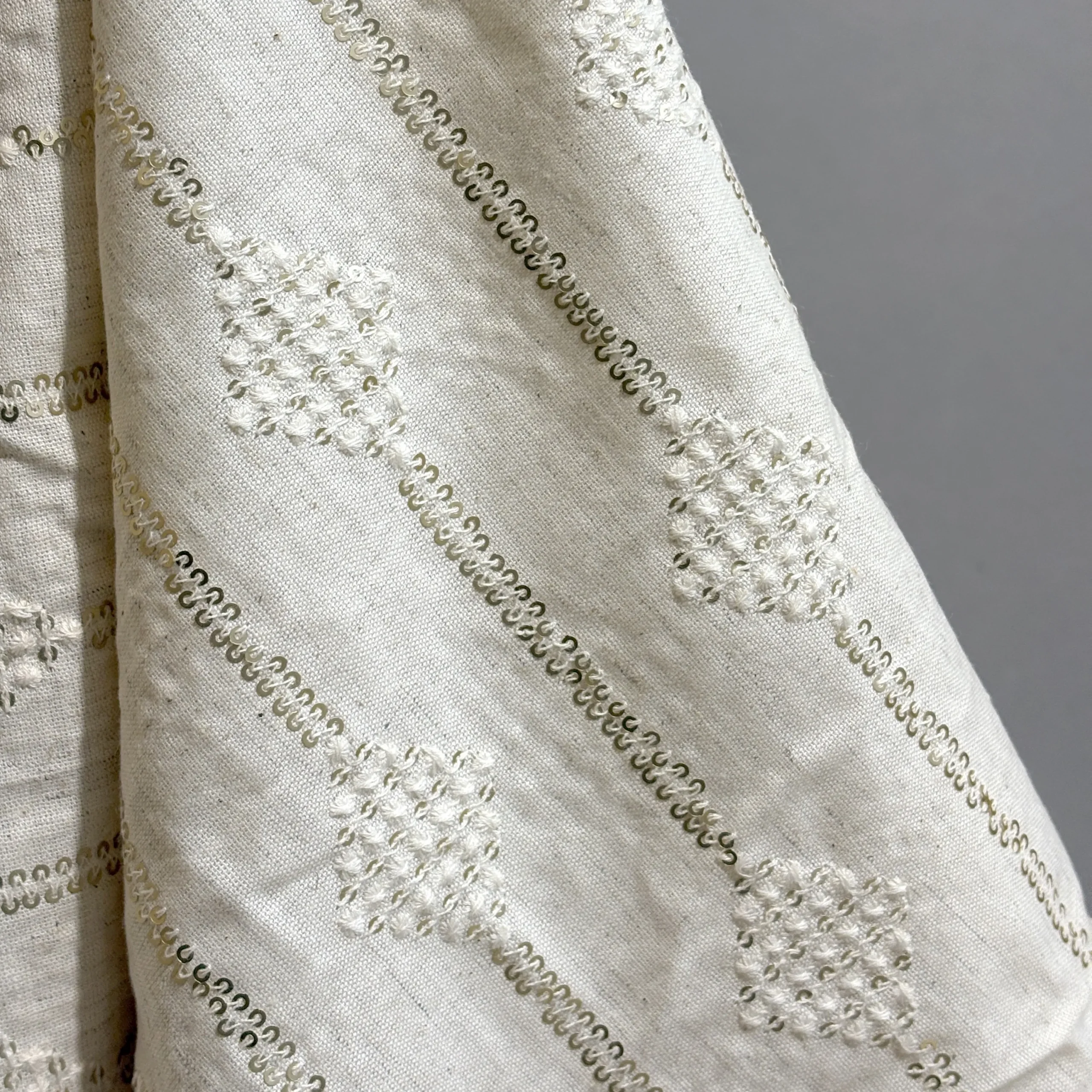 پارچه لینن نچرال سوزن دوزی و پولک دوزی باتیک پارچه بازار بزرگ ایران.Natural linen fabric, needlework and sequin embroidery, batik fabric, Iran's big bazaar.