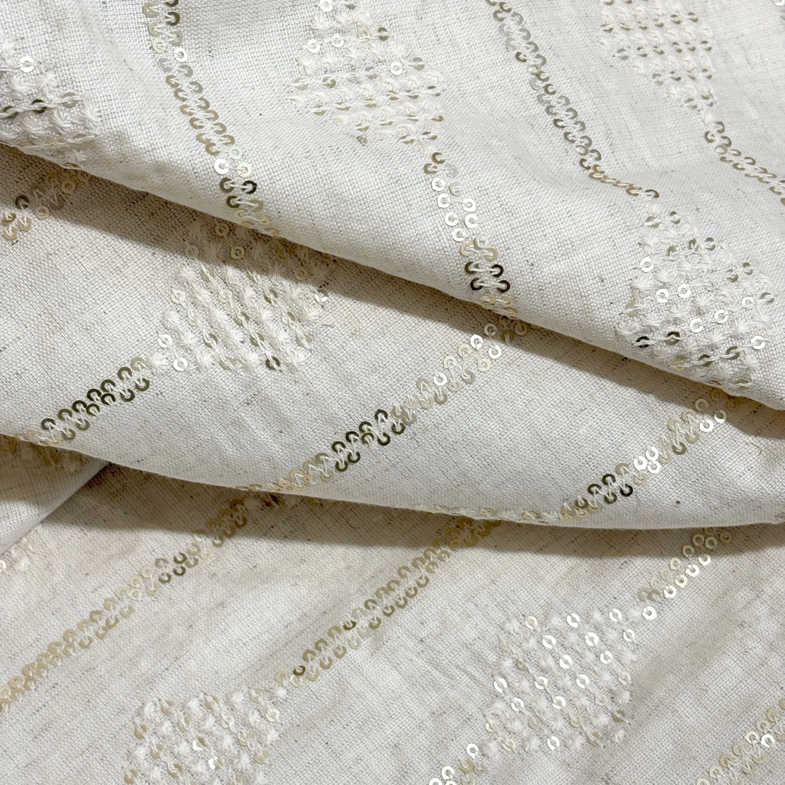 پارچه لینن نچرال سوزن دوزی و پولک دوزی باتیک پارچه بازار بزرگ ایران.Natural linen fabric, needlework and sequin embroidery, batik fabric, Iran's big bazaar.