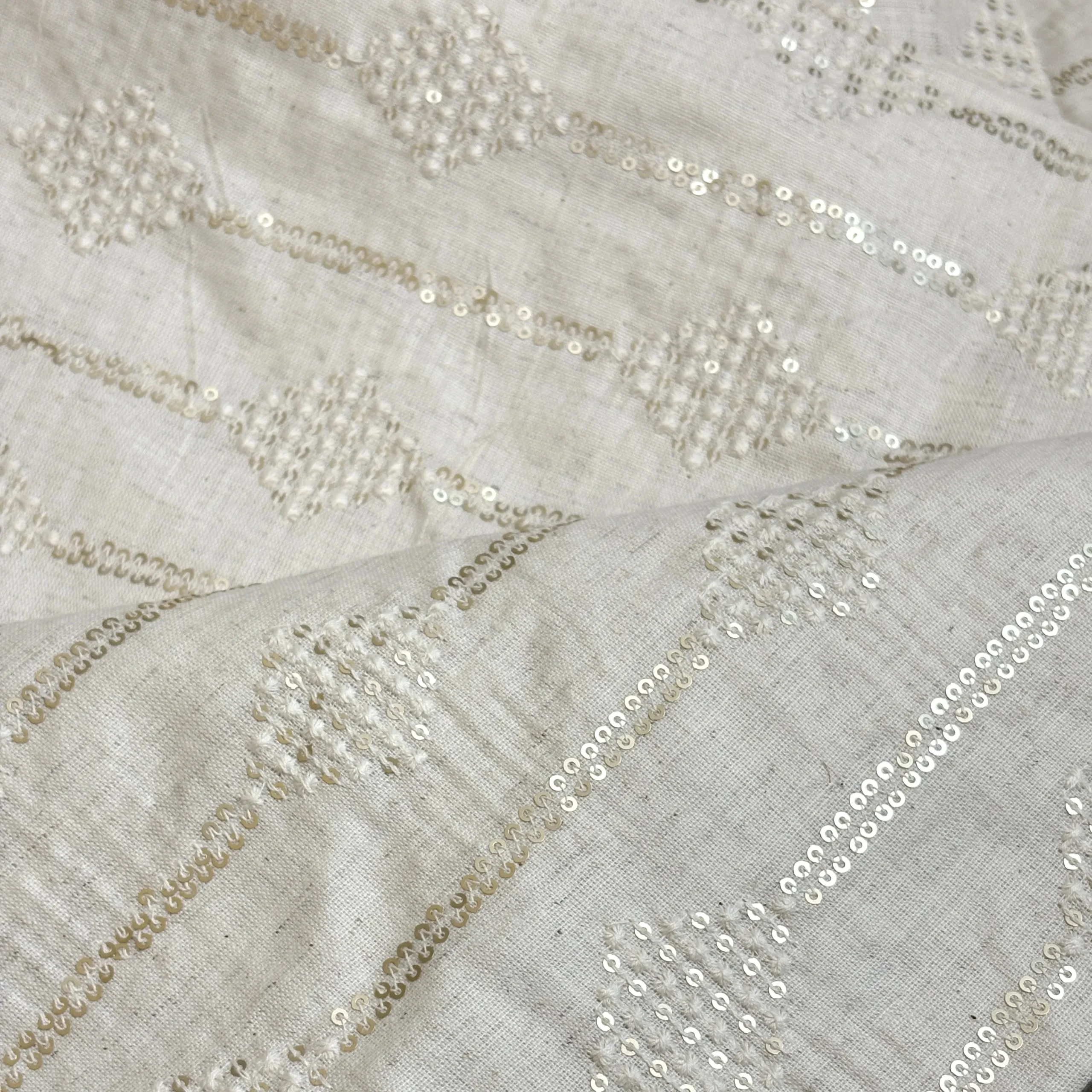 پارچه لینن نچرال سوزن دوزی و پولک دوزی باتیک پارچه بازار بزرگ ایران.Natural linen fabric, needlework and sequin embroidery, batik fabric, Iran's big bazaar.