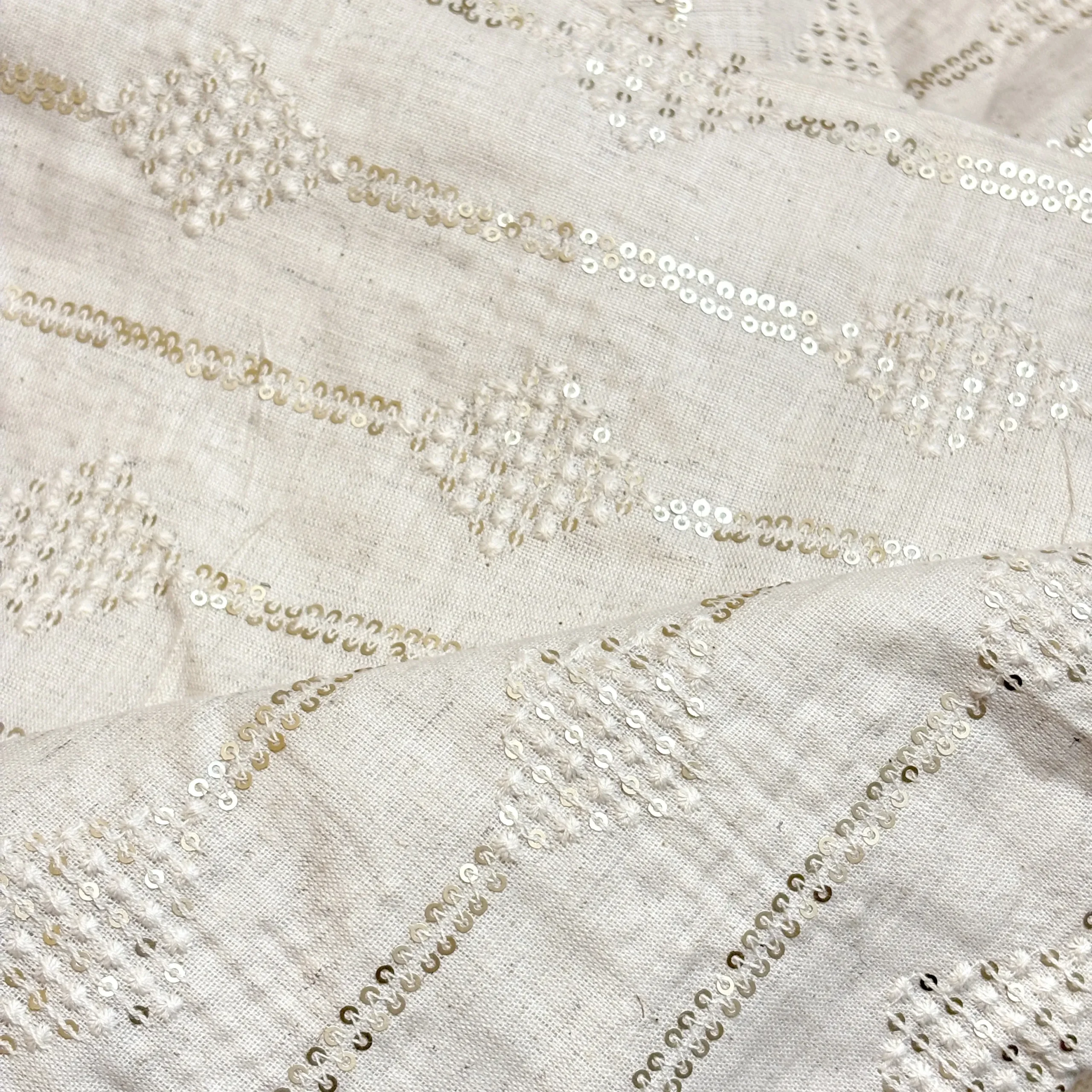 پارچه لینن نچرال سوزن دوزی و پولک دوزی باتیک پارچه بازار بزرگ ایران.Natural linen fabric, needlework and sequin embroidery, batik fabric, Iran's big bazaar.