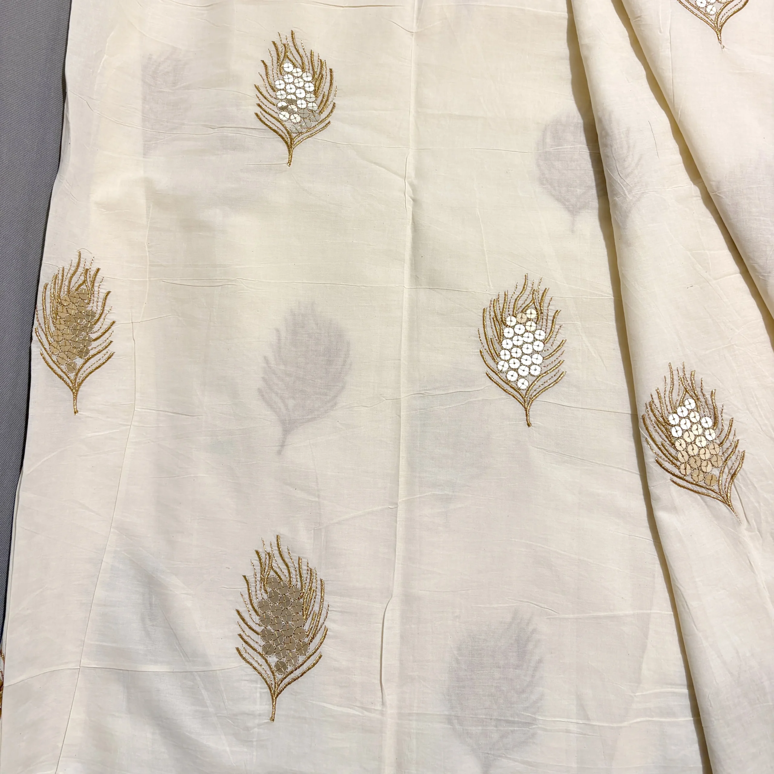 پارچه لینن نچرال سوزن دوزی و پولک دوزی باتیک پارچه بازار بزرگ ایران.Natural linen fabric, needlework and sequin embroidery, batik fabric, Iran's big bazaar.