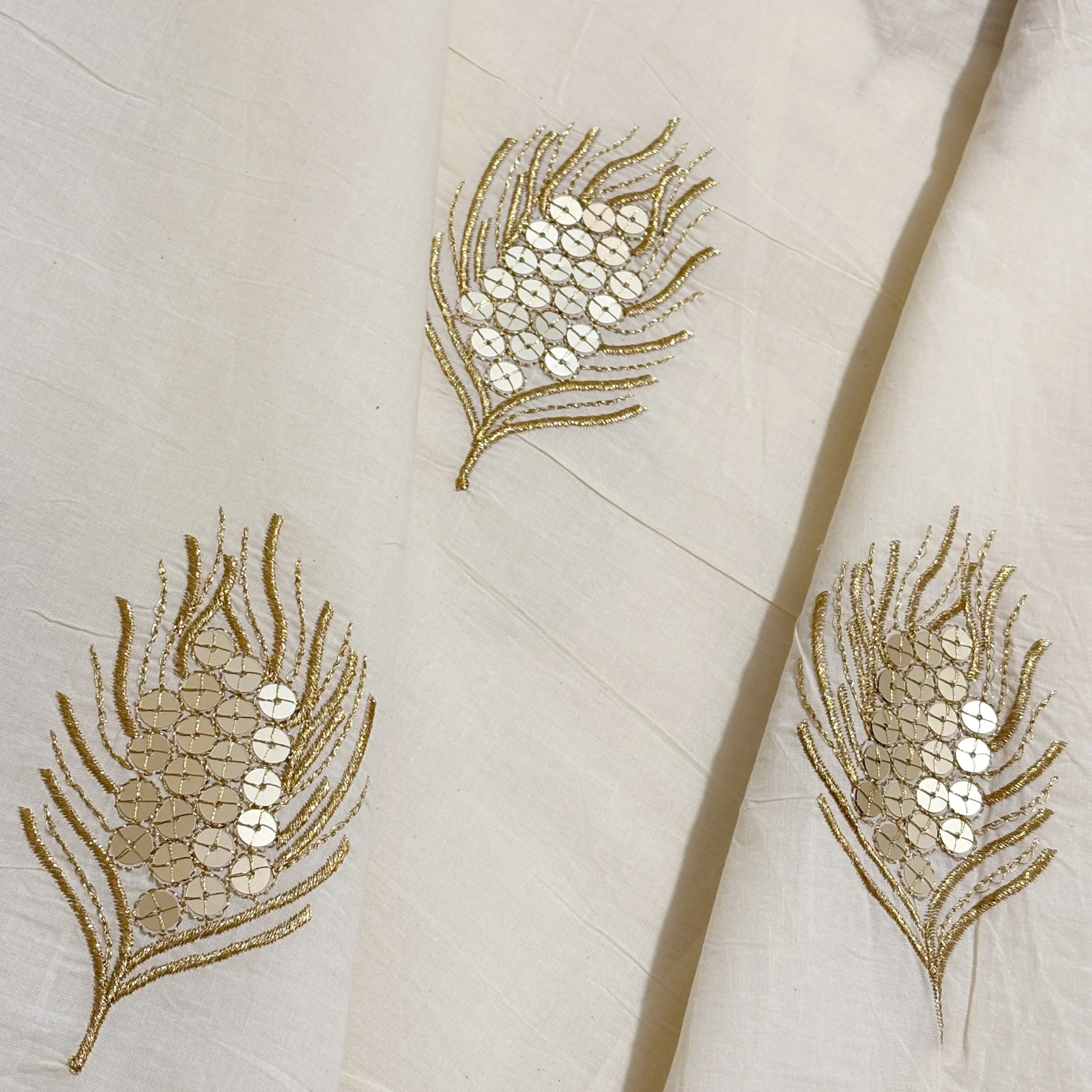 پارچه لینن نچرال سوزن دوزی و پولک دوزی باتیک پارچه بازار بزرگ ایران.Natural linen fabric, needlework and sequin embroidery, batik fabric, Iran's big bazaar.
