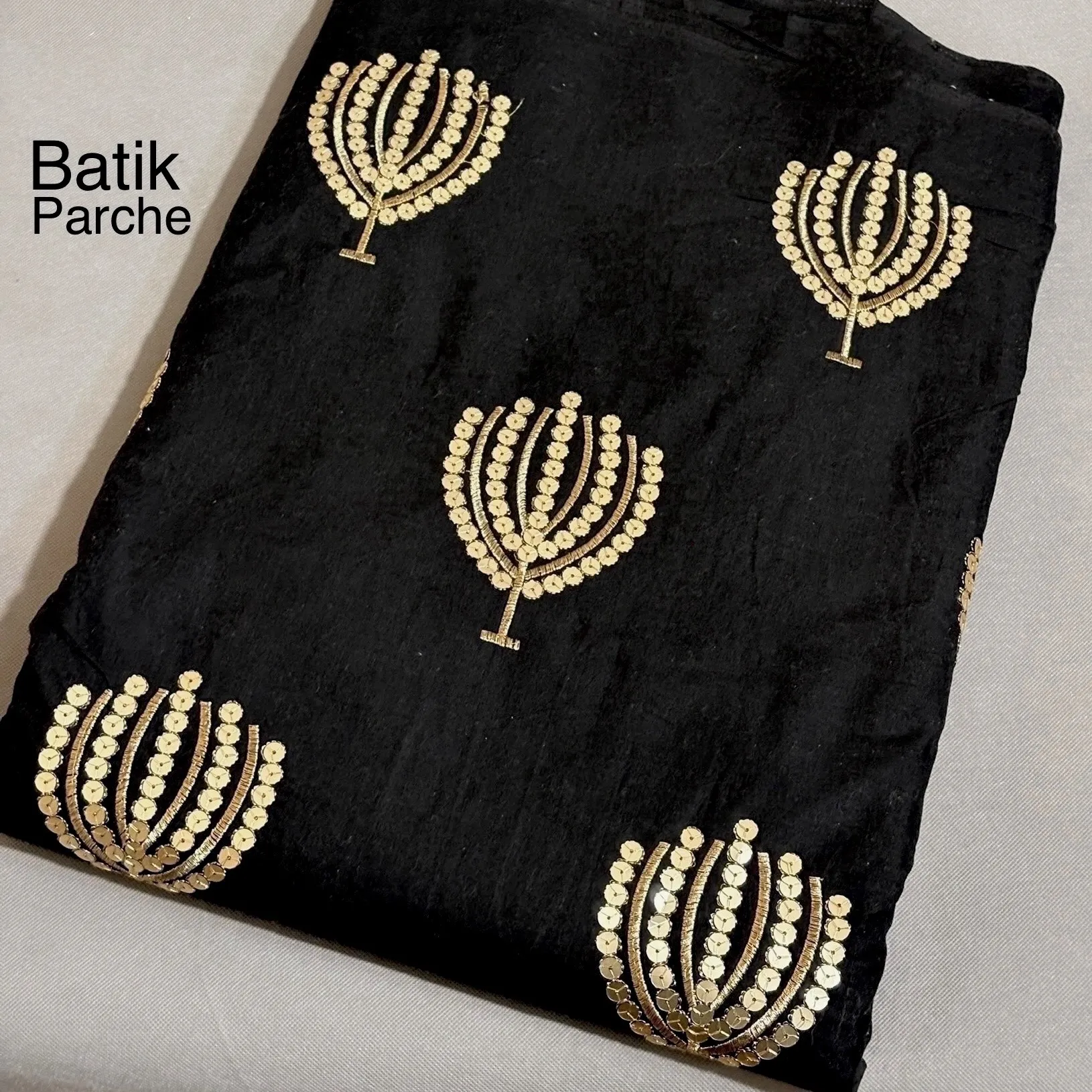 پارچه لینن نچرال سوزن دوزی و پولک دوزی باتیک پارچه بازار بزرگ ایران.Natural linen fabric, needlework and sequin embroidery, batik fabric, Iran's big bazaar.