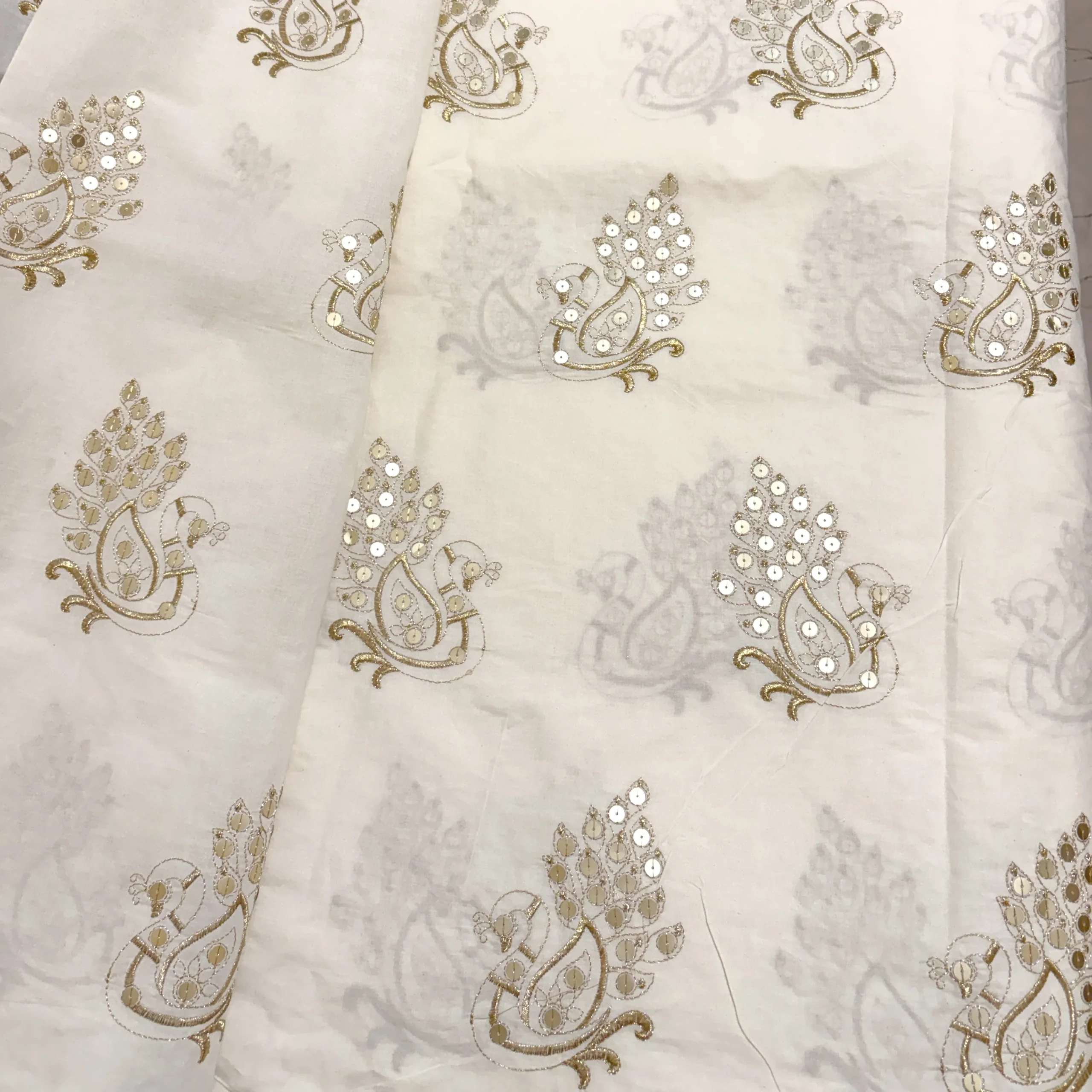 پارچه لینن نچرال سوزن دوزی و پولک دوزی باتیک پارچه بازار بزرگ ایران.Natural linen fabric, needlework and sequin embroidery, batik fabric, Iran's big bazaar.