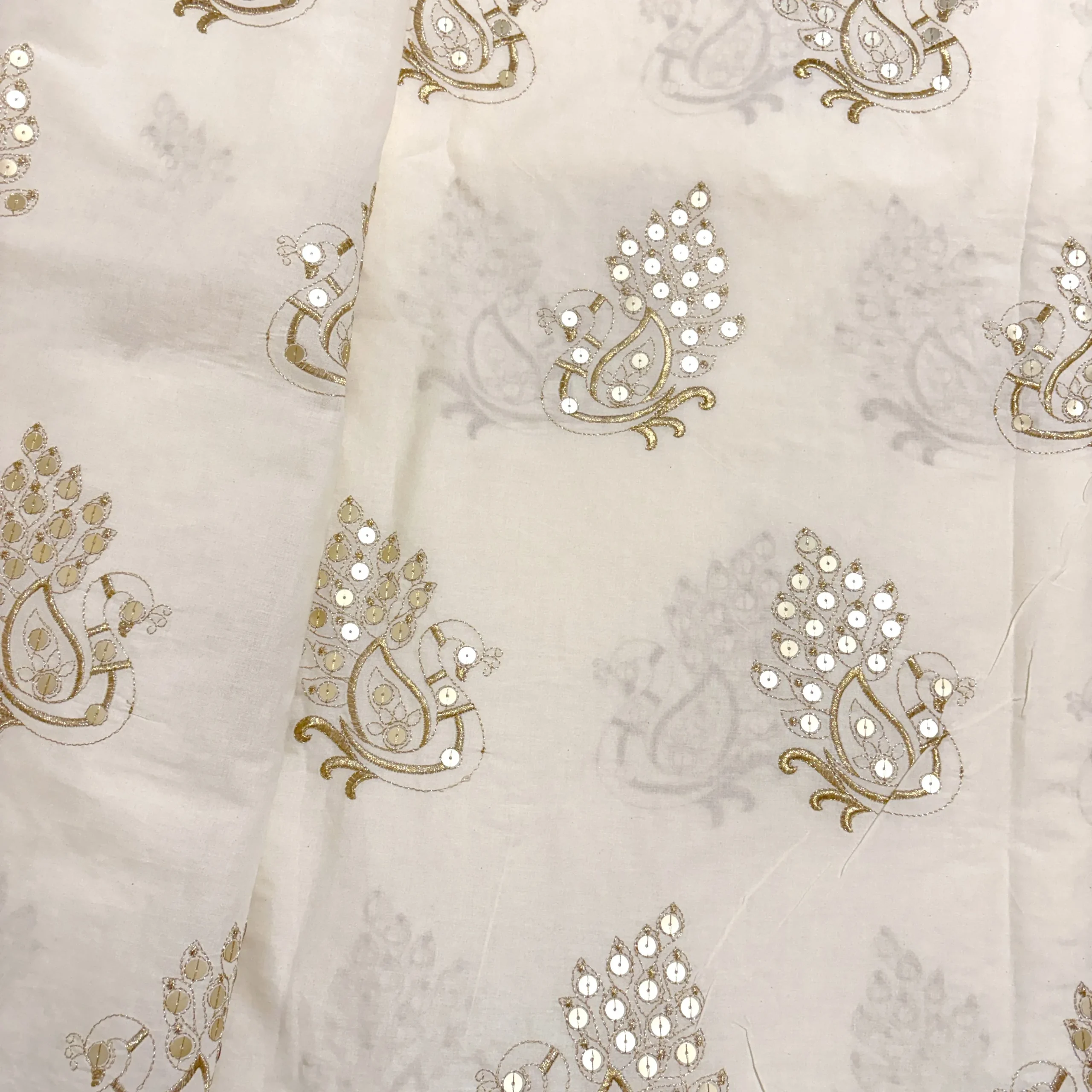 پارچه لینن نچرال سوزن دوزی و پولک دوزی باتیک پارچه بازار بزرگ ایران.Natural linen fabric, needlework and sequin embroidery, batik fabric, Iran's big bazaar.