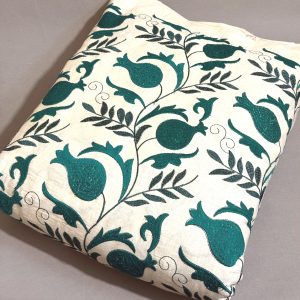 پارچه لینن نچرال سوزن دوزی و پولک دوزی باتیک پارچه بازار بزرگ ایران.Natural linen fabric, needlework and sequin embroidery, batik fabric, Iran's big bazaar.